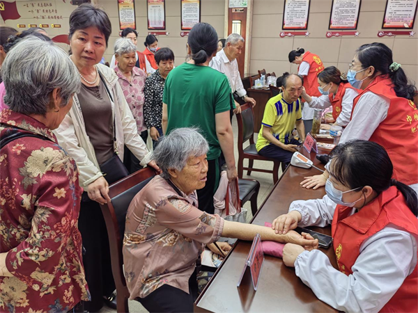 小满温和夏意浓 中医义诊护健康——店埠镇镇西社区举办公益义诊活动