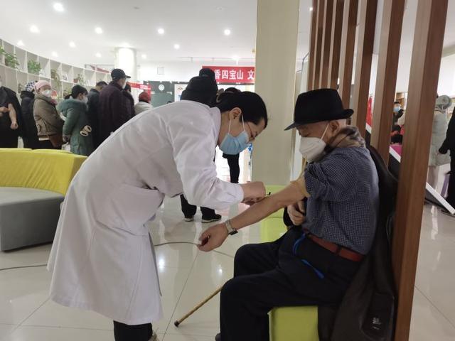 义诊服务进社区，推拿关怀暖人心——记淄博高新区四宝山街道华侨城社区便民义诊活动